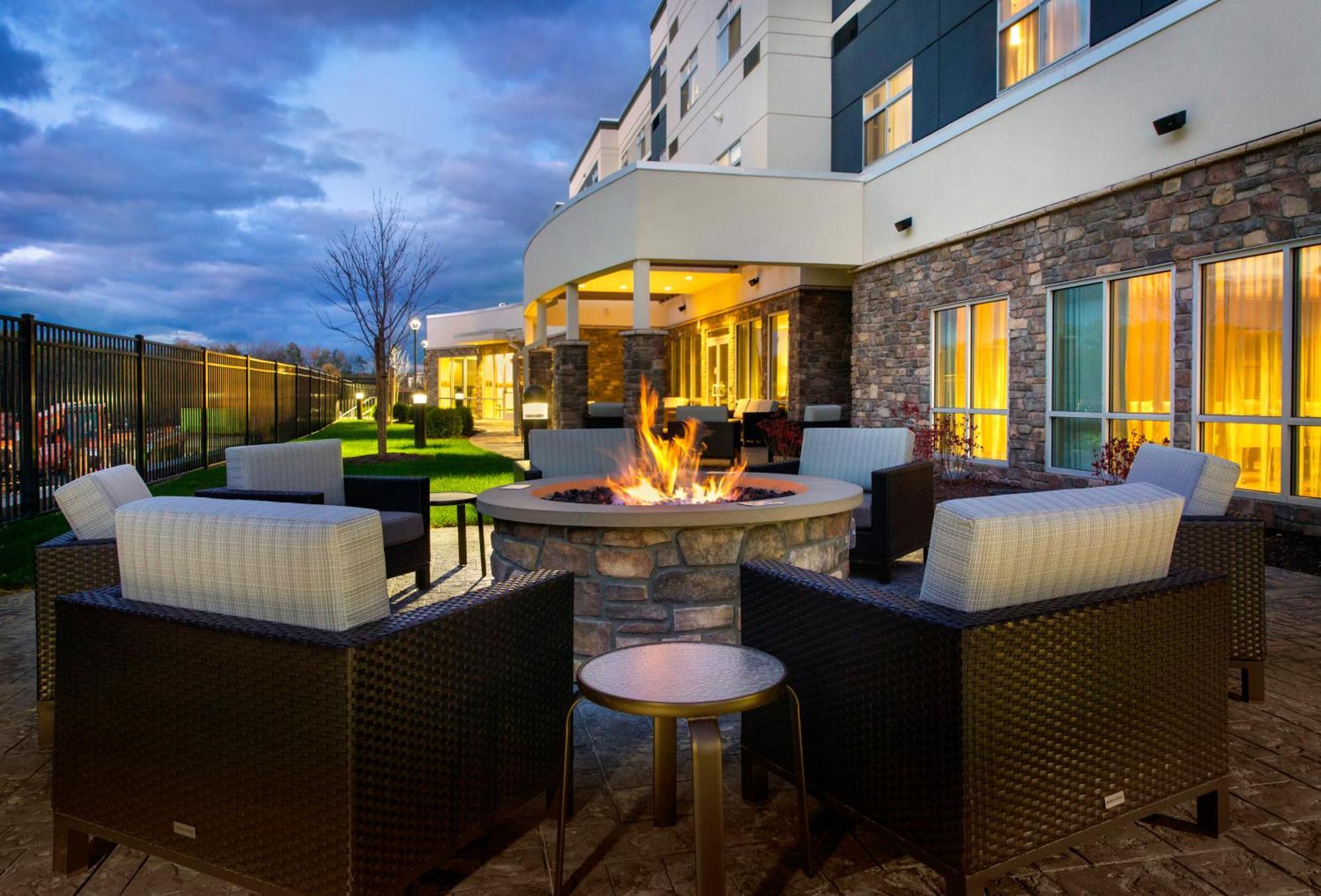 Courtyard By Marriott Schenectady At Mohawk Harbor Hotel Exterior photo
